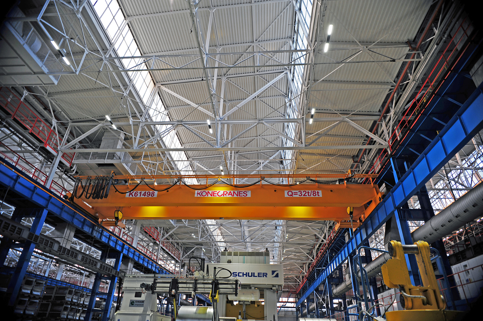 Oświetlenie LED do hali produkcyjnej – jak to zrobić?